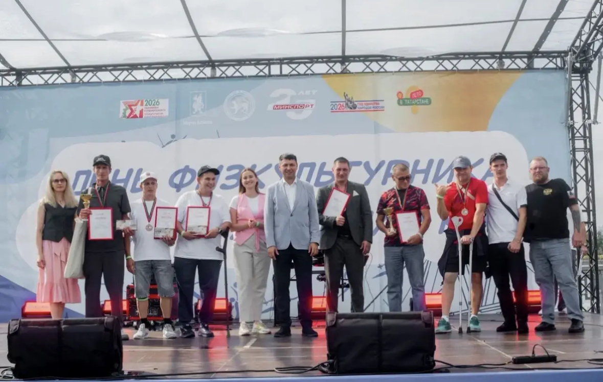 Alt: Дмитрий Голубцов играет в нарды