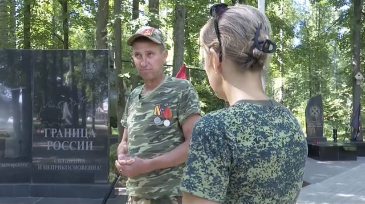 Владимир дает интервью в парке 