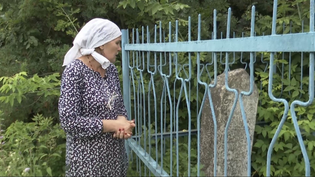Раиля Шагиахметова-Гильмутдинова возле старых камней на кладбище Чемерцов.