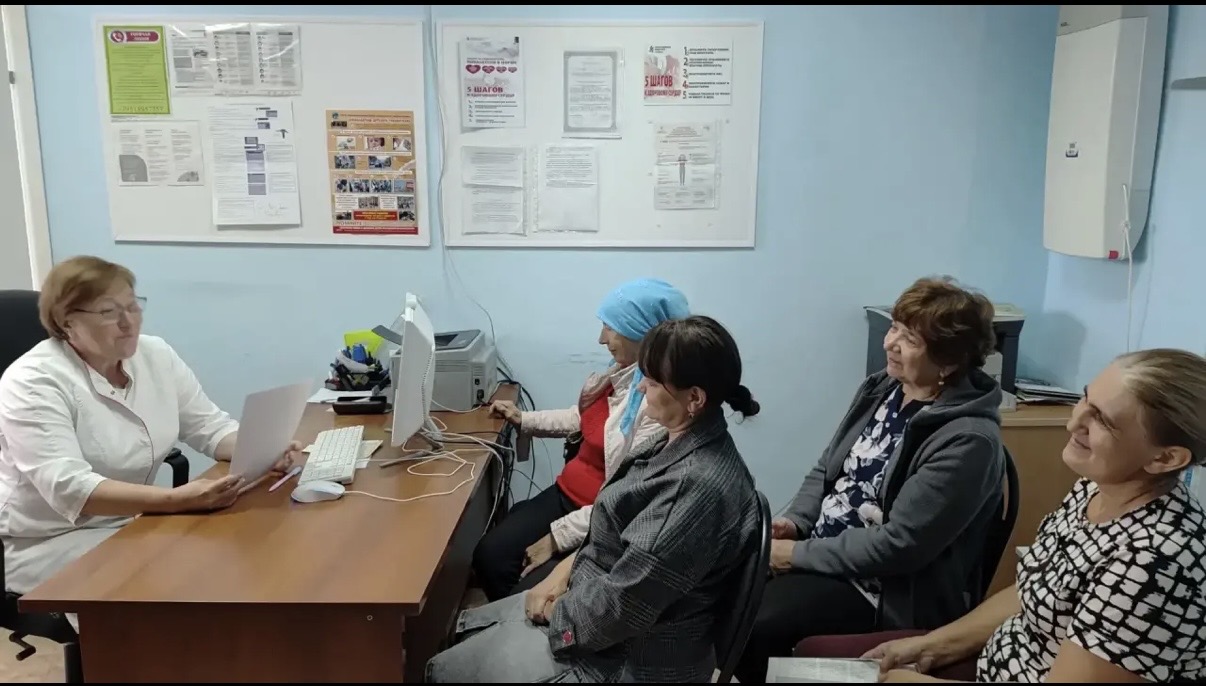 Медсестра Высокогорской ЦРБ проводит лекцию о здоровом образе жизни в Дубъязской больнице