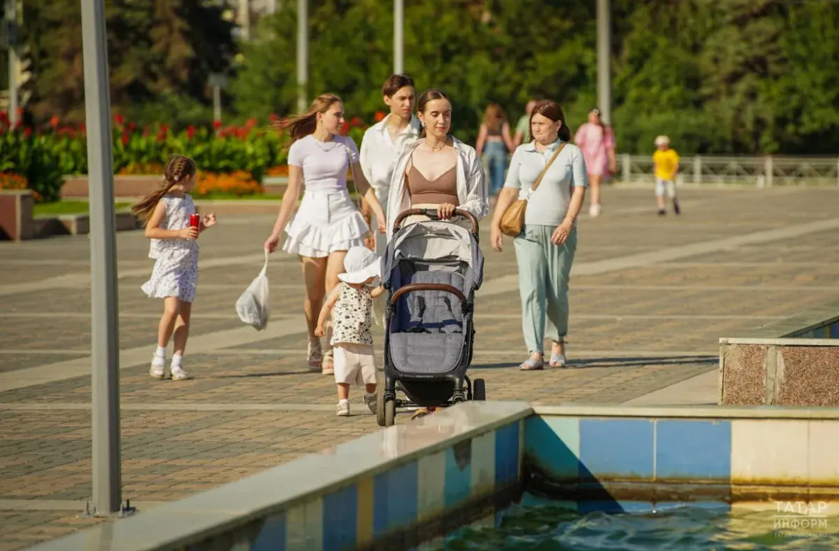 Alt: работающие матери с детьми