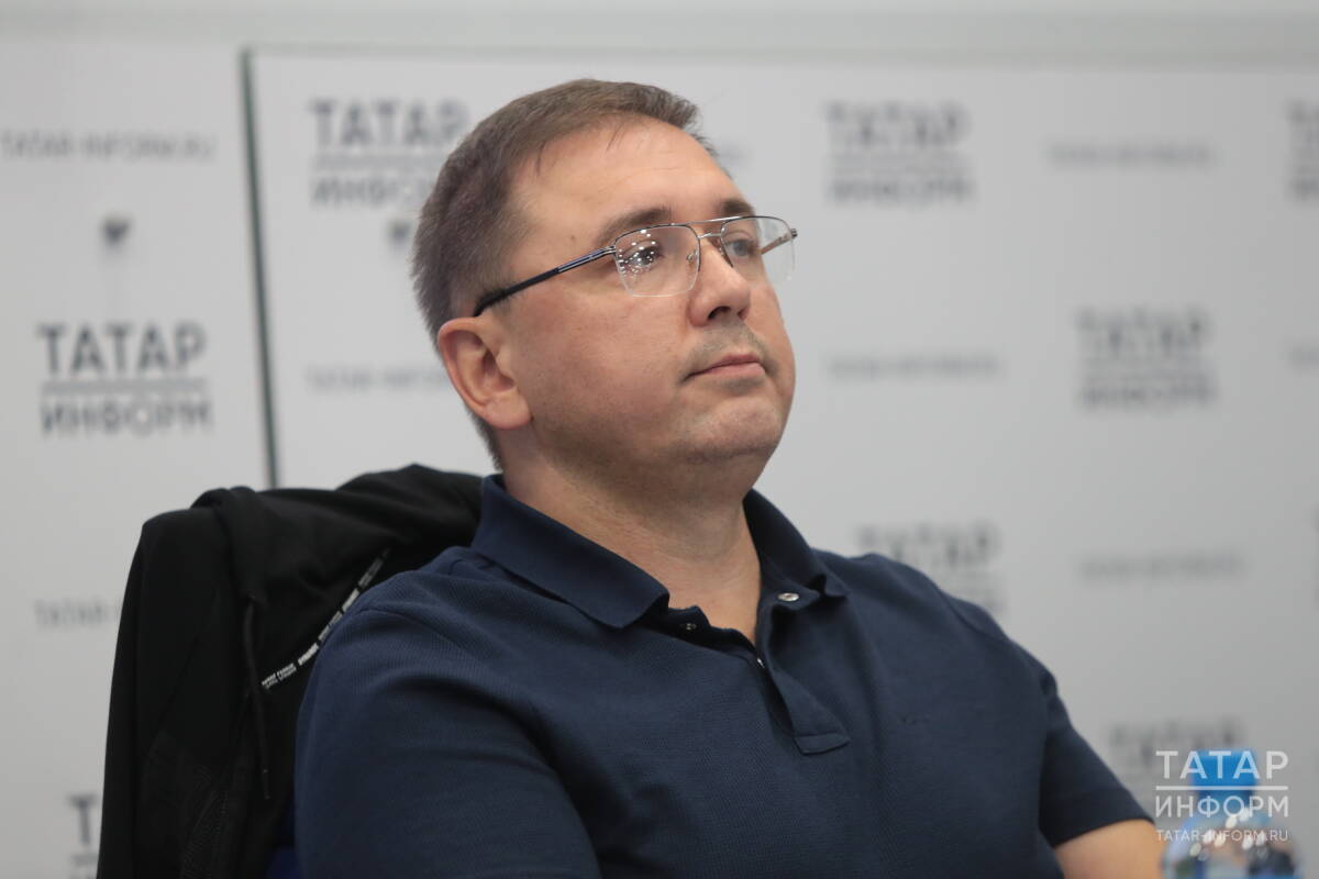 Alt: кардиолог проверяет пульс пациента