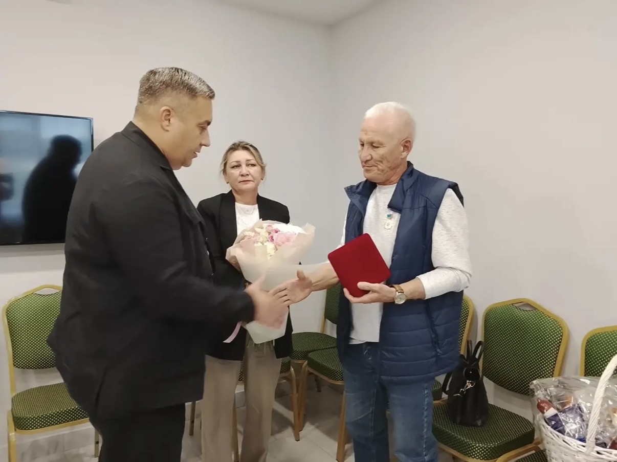 Глава Высокогорского района вручает медаль родителям погибшего лётчика Гимранова