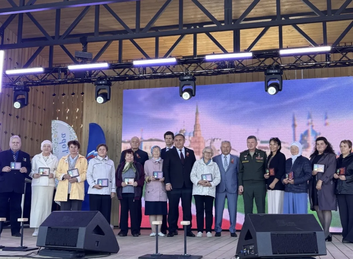 Вручение свидетельств Доски почета ветеранам и передовикам производства в парке «Заказанье»
