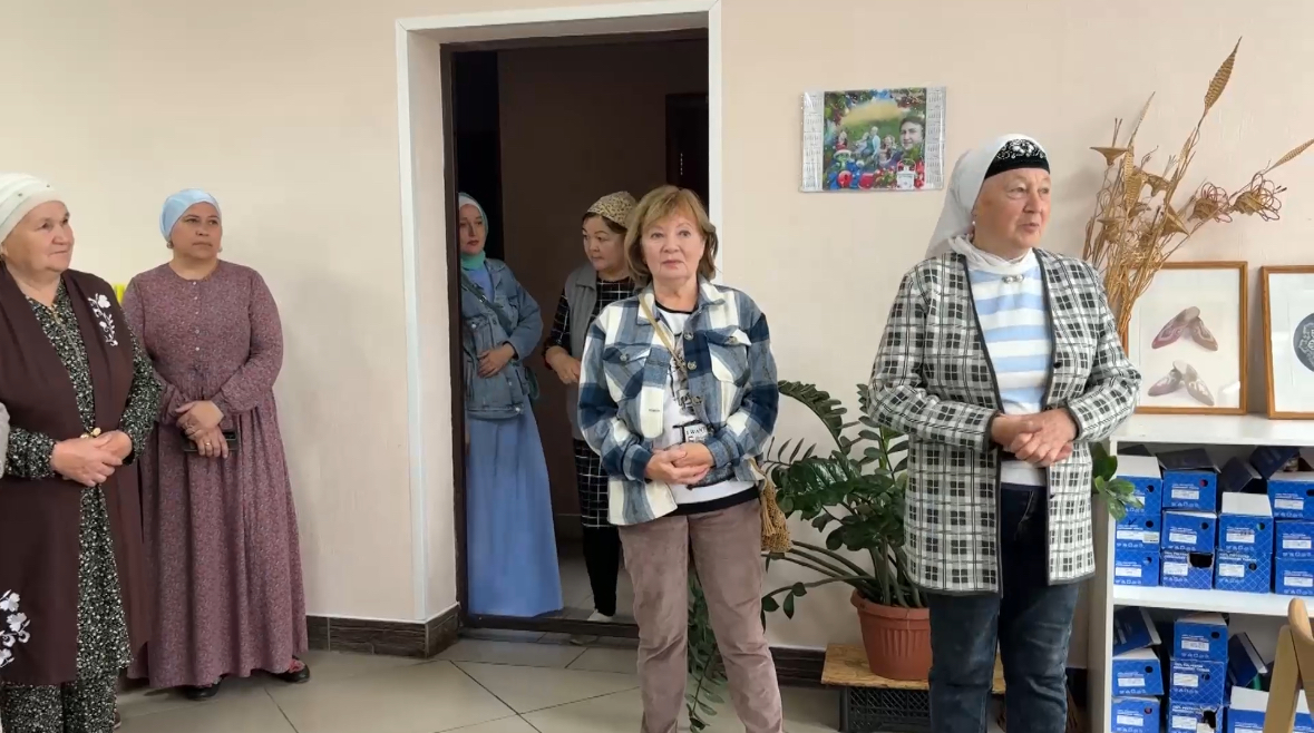 Alt: Лена Усманова на фабрике в Дубъязах