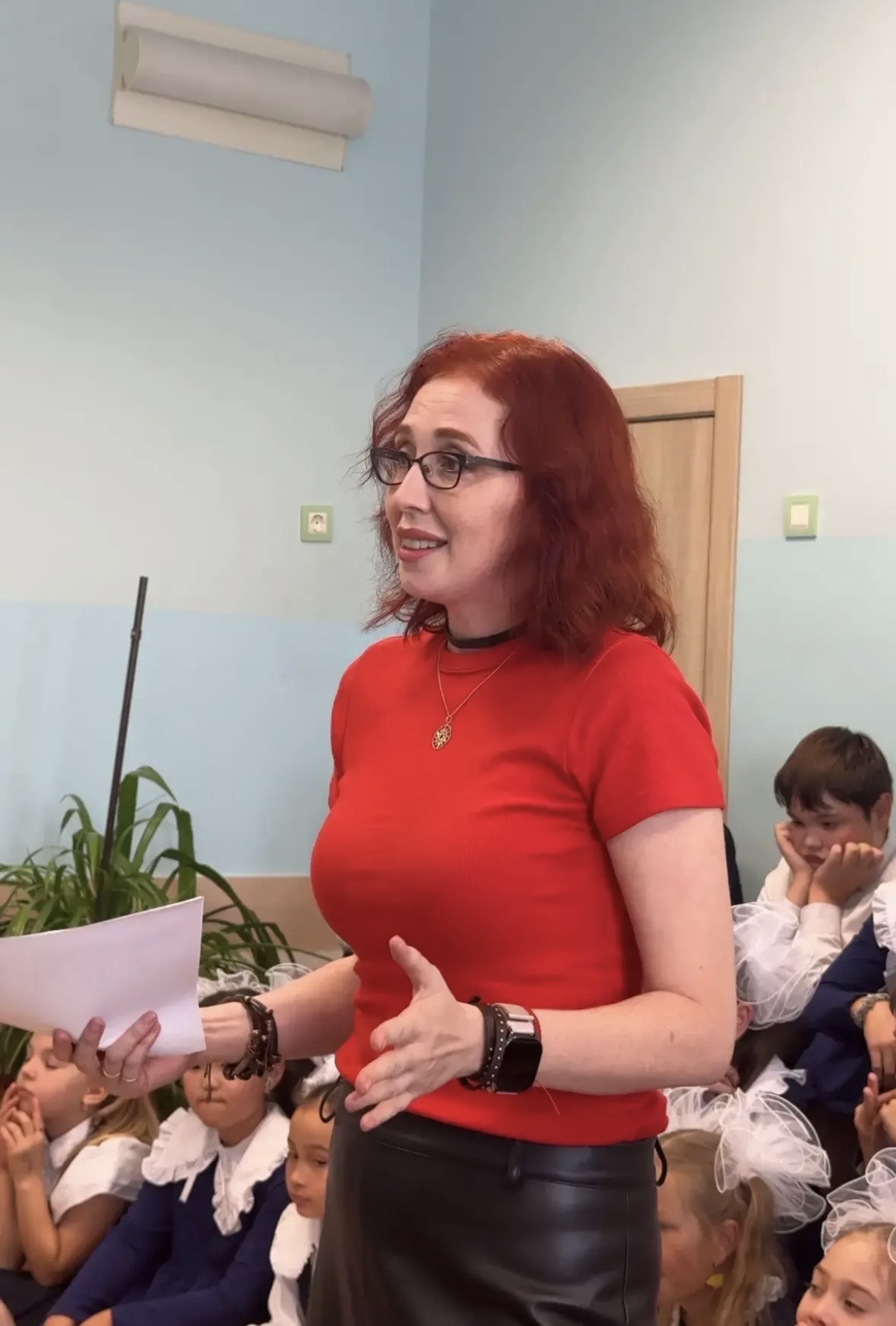 Галия Ильдарова во время встречи с учащимися.