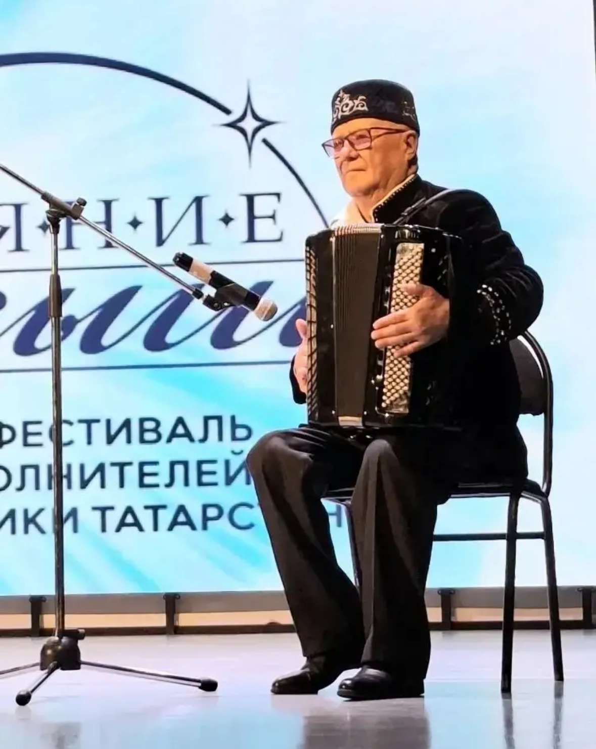 Ринат Гильмутдинов играет на баяне