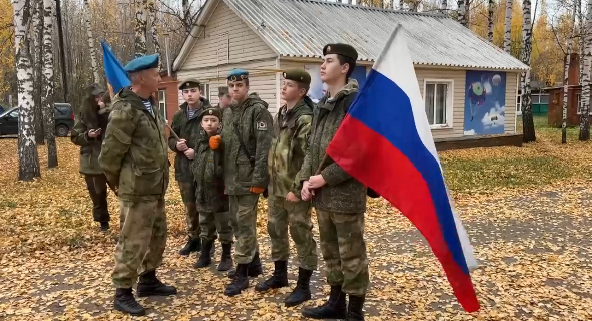 Юные парашютисты перед прыжком