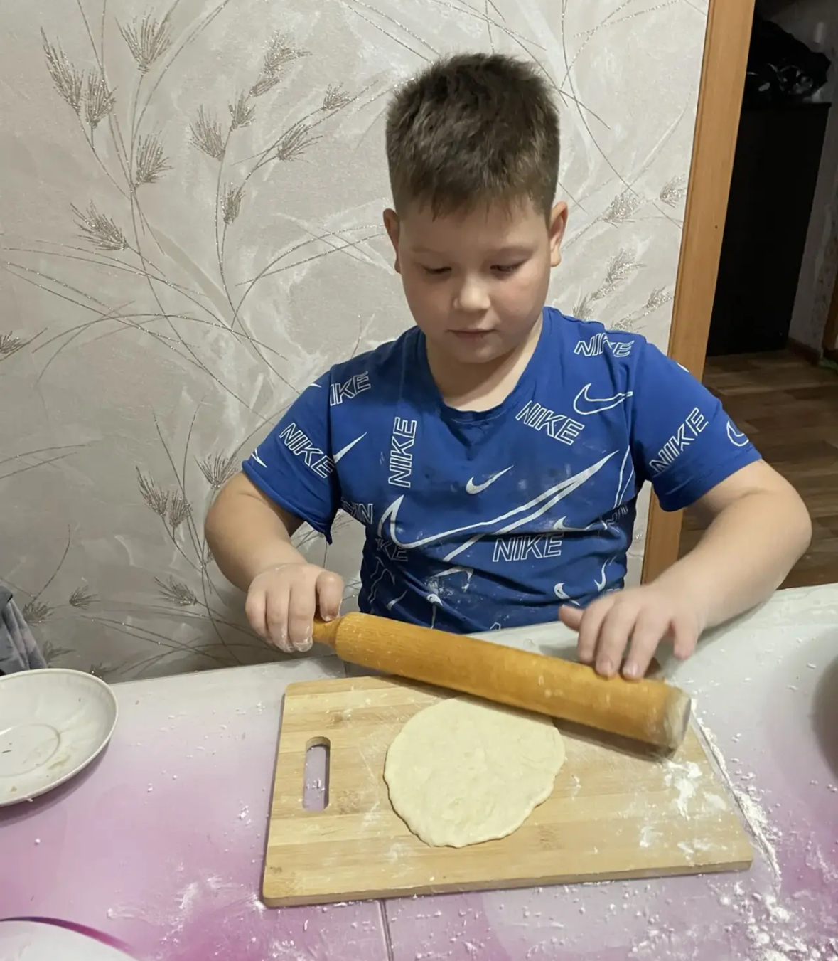 Арслан играет в футбол с друзьями