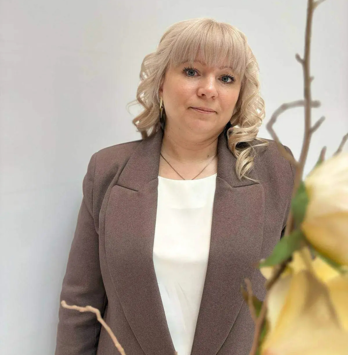 Женщины шьют одежду для бойцов