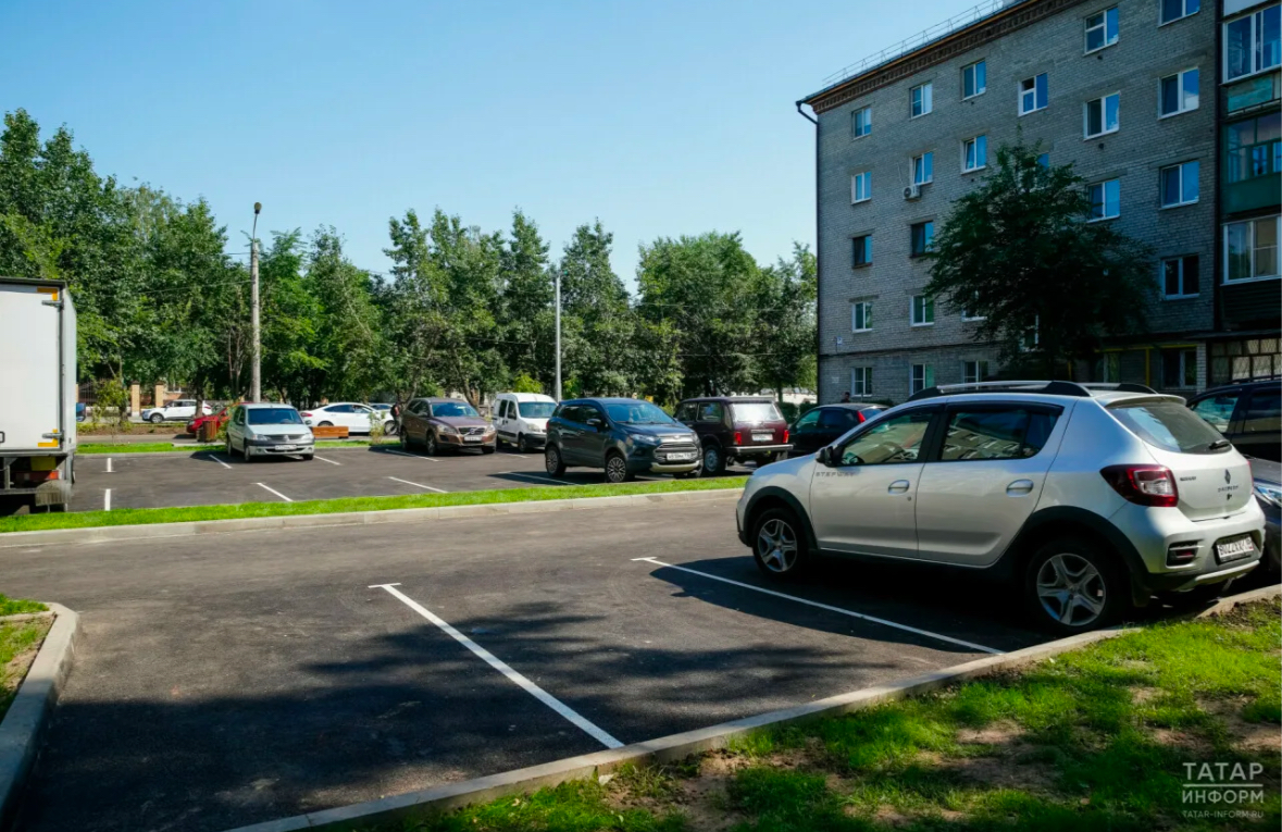 Парковка автомобилей в Высокой Горе