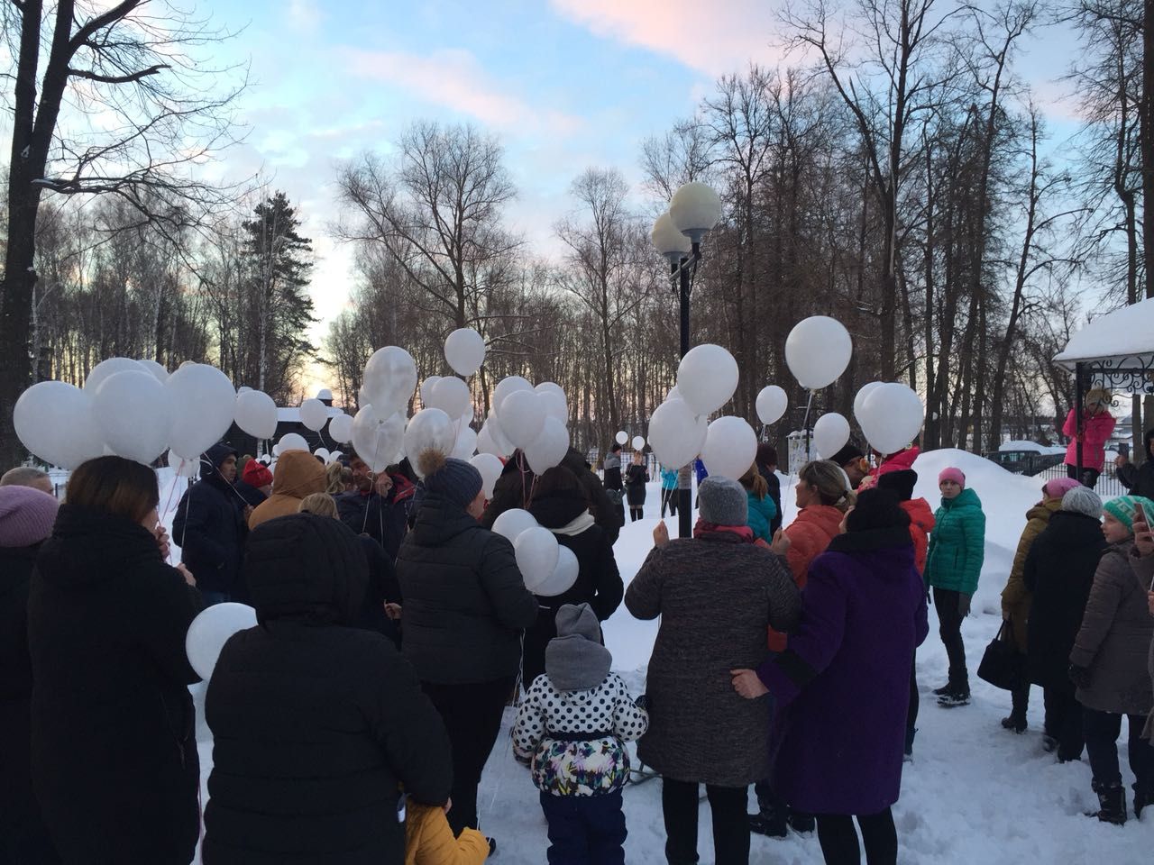 Высокогорцы выпустили в небо белые шары в память о погибших в торговом центре "Зимняя вишня"