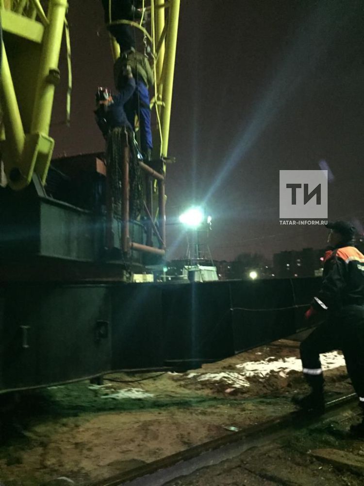 Парализованного крановщика спасатели спустили с 50-метровой высоты на стройке в Казани