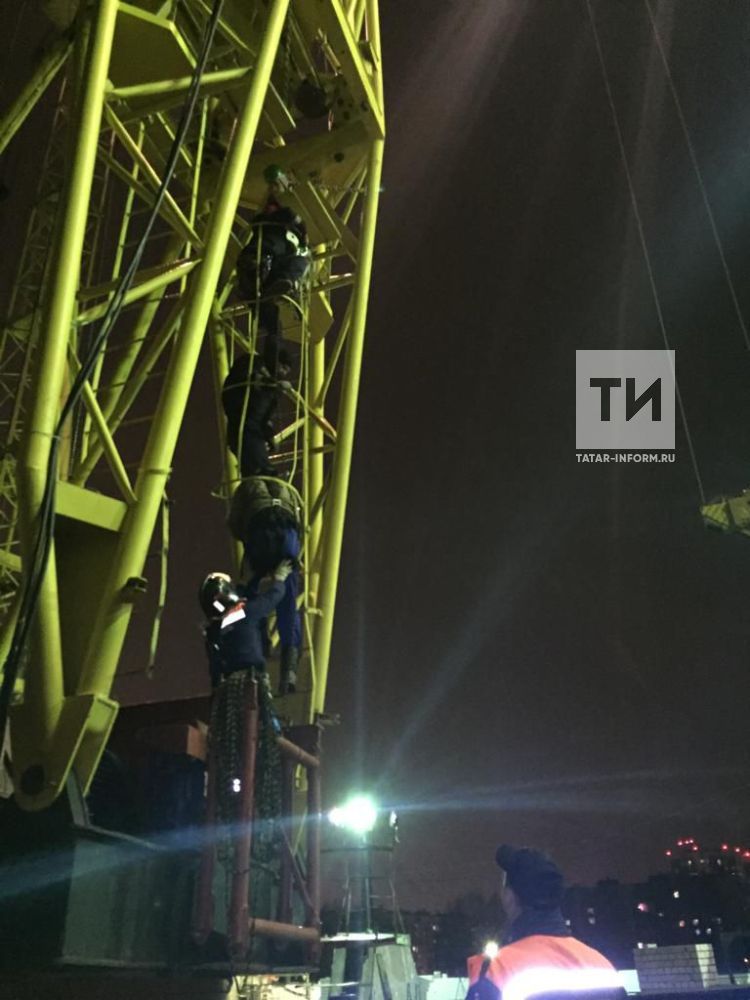 Парализованного крановщика спасатели спустили с 50-метровой высоты на стройке в Казани