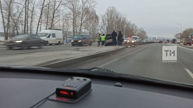 В Зеленодольском районе машина вылетела на разделительную полосу и снесла отбойник