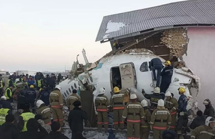 Выжившие при крушении самолета помогали раненым выбираться из лайнера