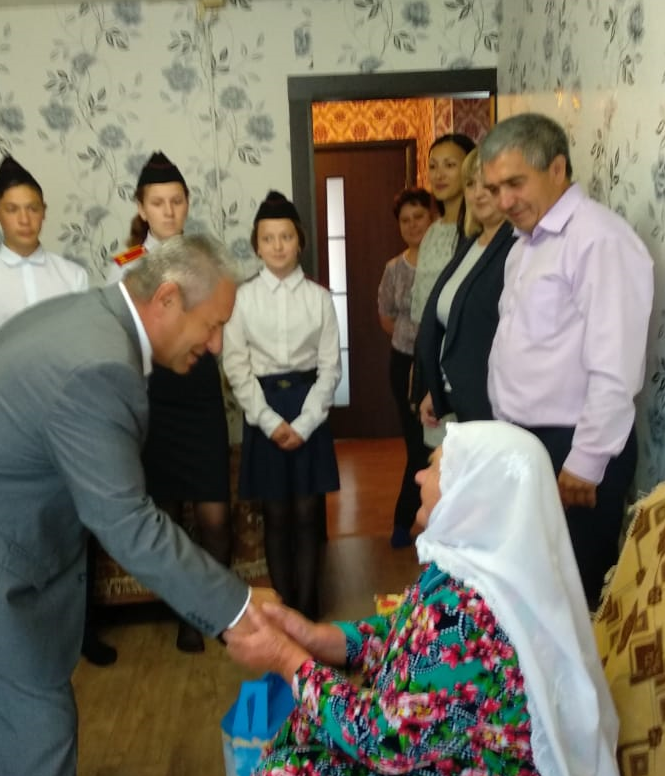 Фатима Шарафиевна принимает поздравление с 90-летием