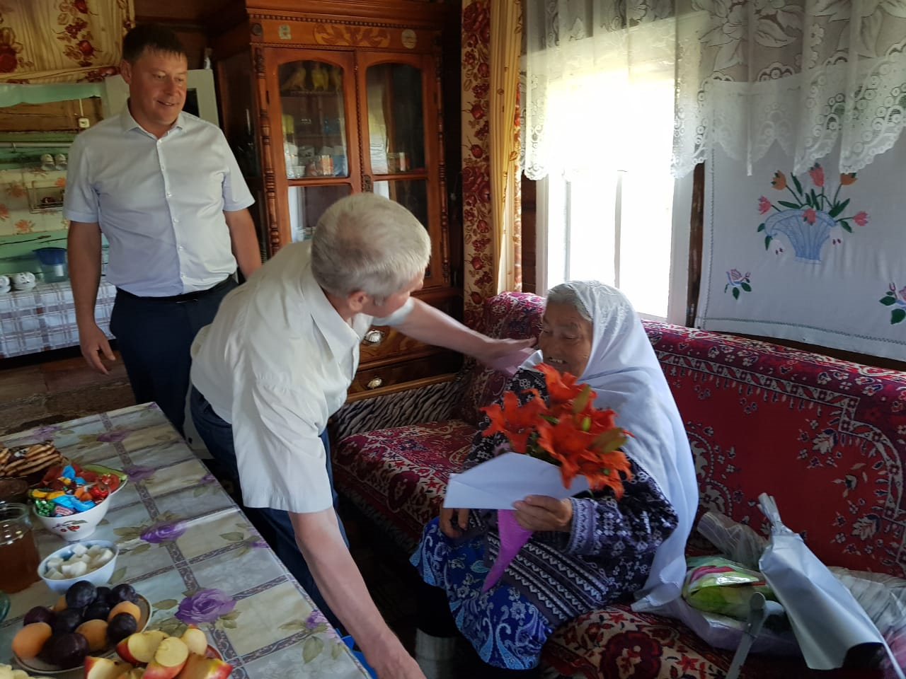 Поздравления с 90-летием сегодня принимает Наиля Сибгатулловна Садриева