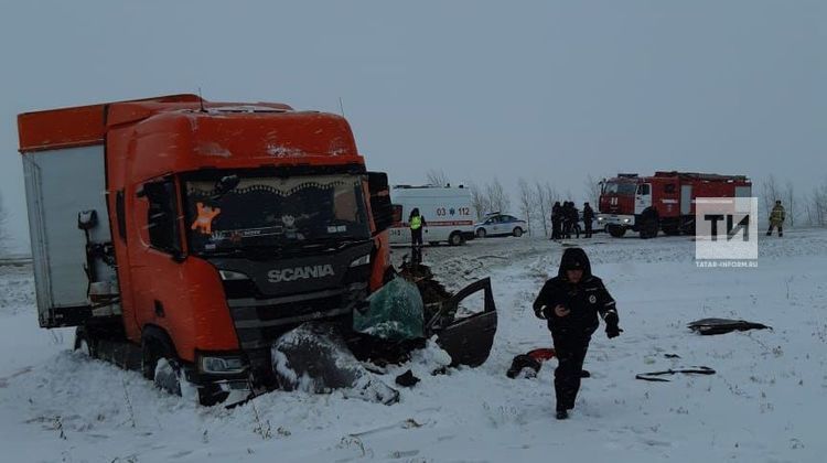 Жертвами аварии с фурой и легковушкой в Татарстане стали два человека