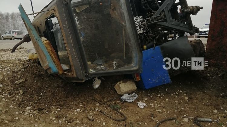 Двое детей пострадали в столкновении трактора и легковушки в Татарстане