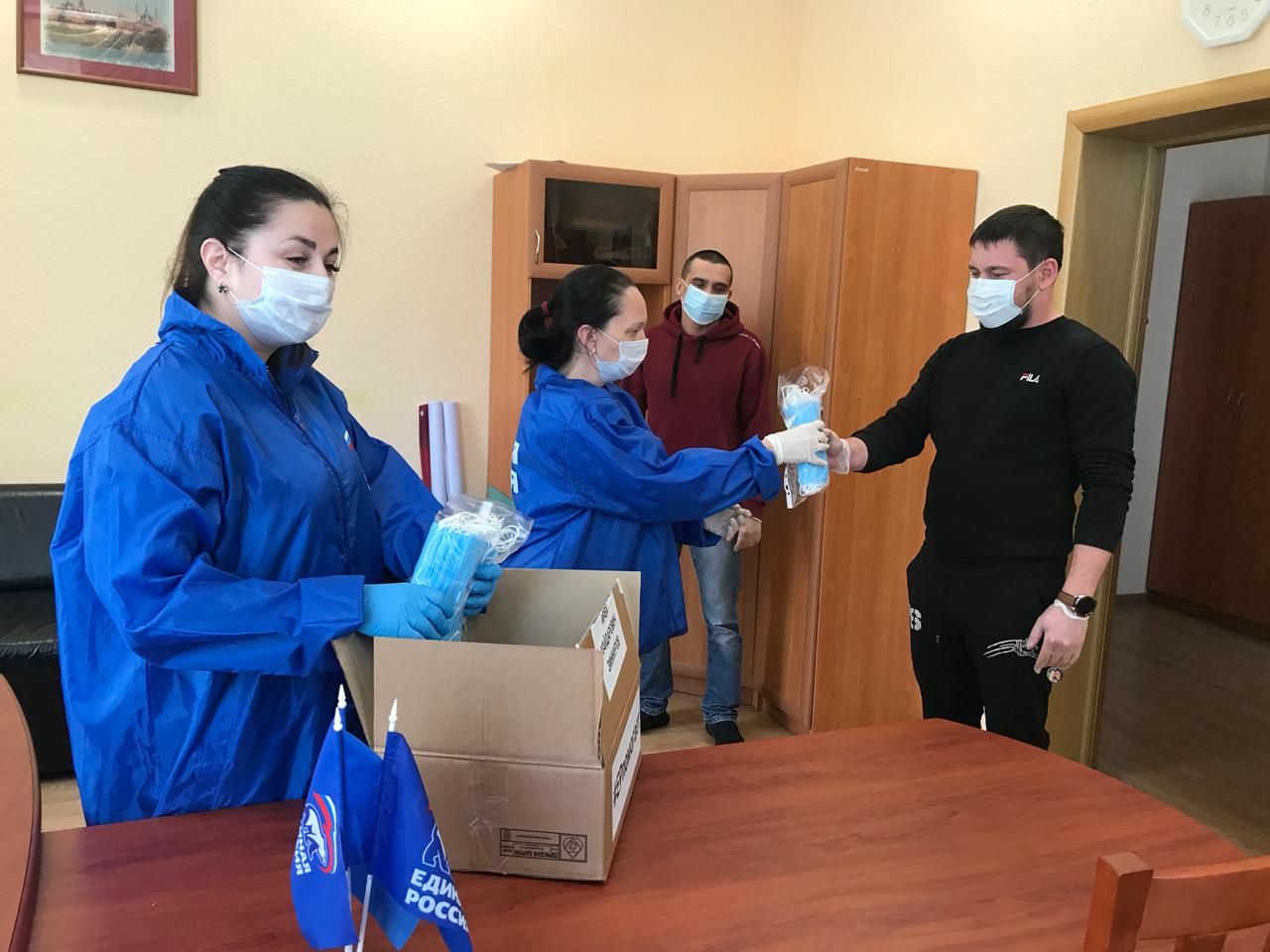Депутат Госдумы Ирек Зиннуров передал медицинские маски высокогорским волонтерам