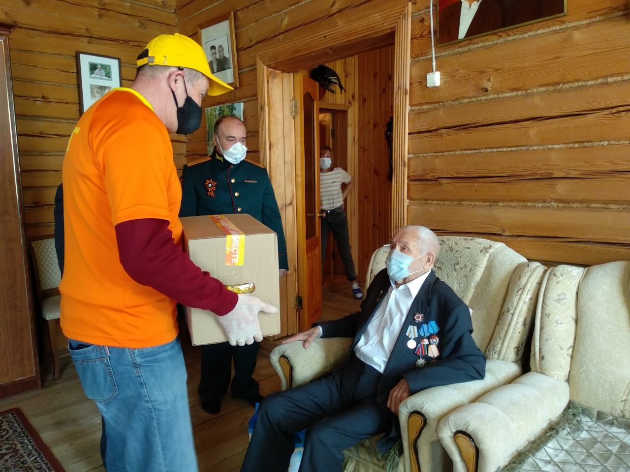 В Высокогорском районе в преддверии Дня Победы ветеранам вручили подарочные наборы