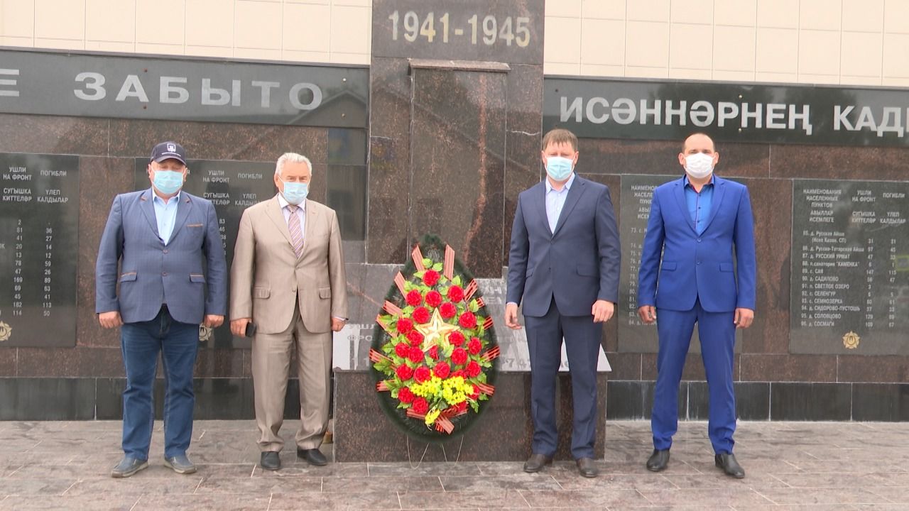 В День Памяти и скорби глава Высокогорского района возложил цветы и венки на Аллею славы