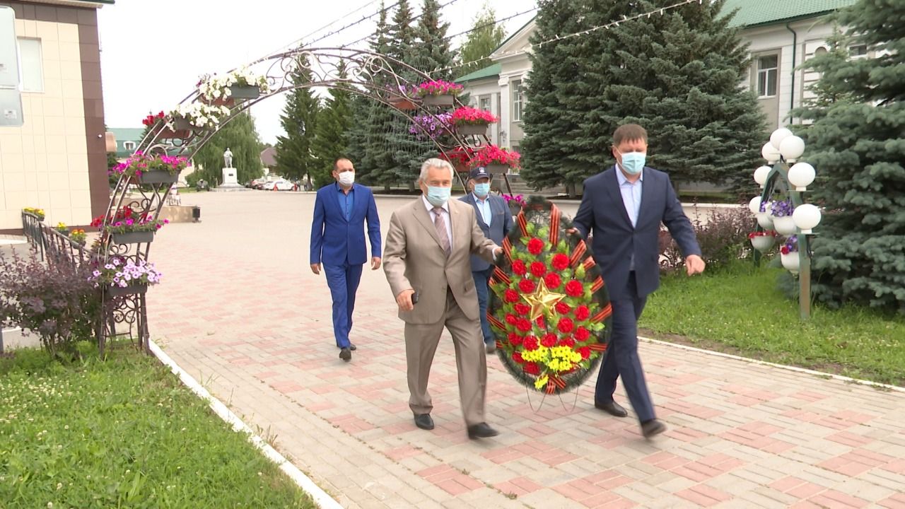 В День Памяти и скорби глава Высокогорского района возложил цветы и венки на Аллею славы