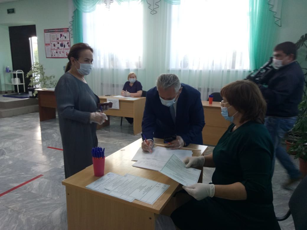 Глава Высокогорского района Рустам Калимуллин проголосовал за поправки к Конституции