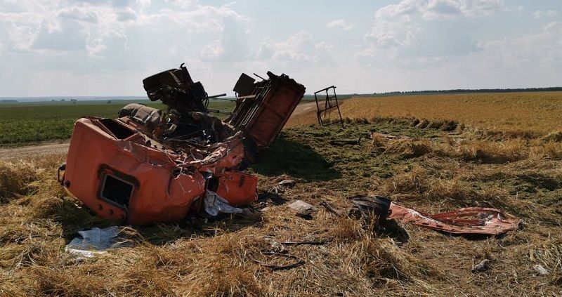 В столкновении двух КАМАЗов на полевых работах в Татарстане погиб молодой водитель