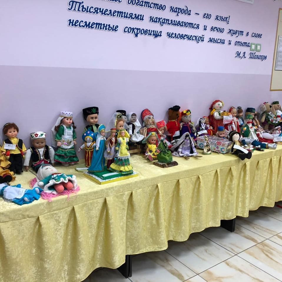 Выставка кукол в национальных костюмах сегодня прошла в ВСОШ №4