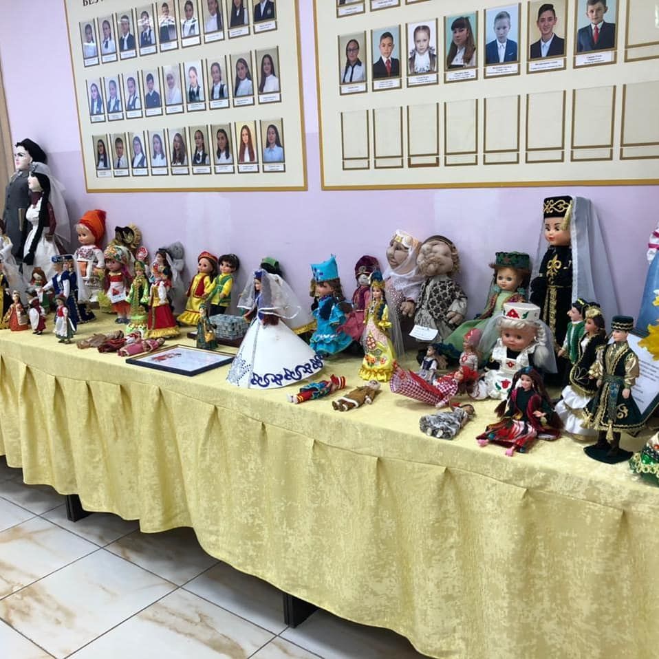 Выставка кукол в национальных костюмах сегодня прошла в ВСОШ №4
