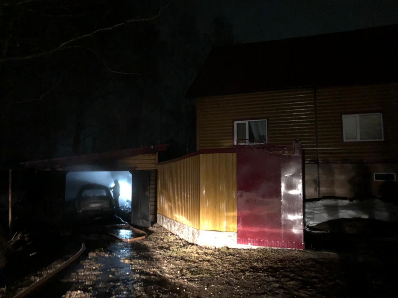 Ночью в Высокогорском районе сгорел гараж вместе с автомобилем
