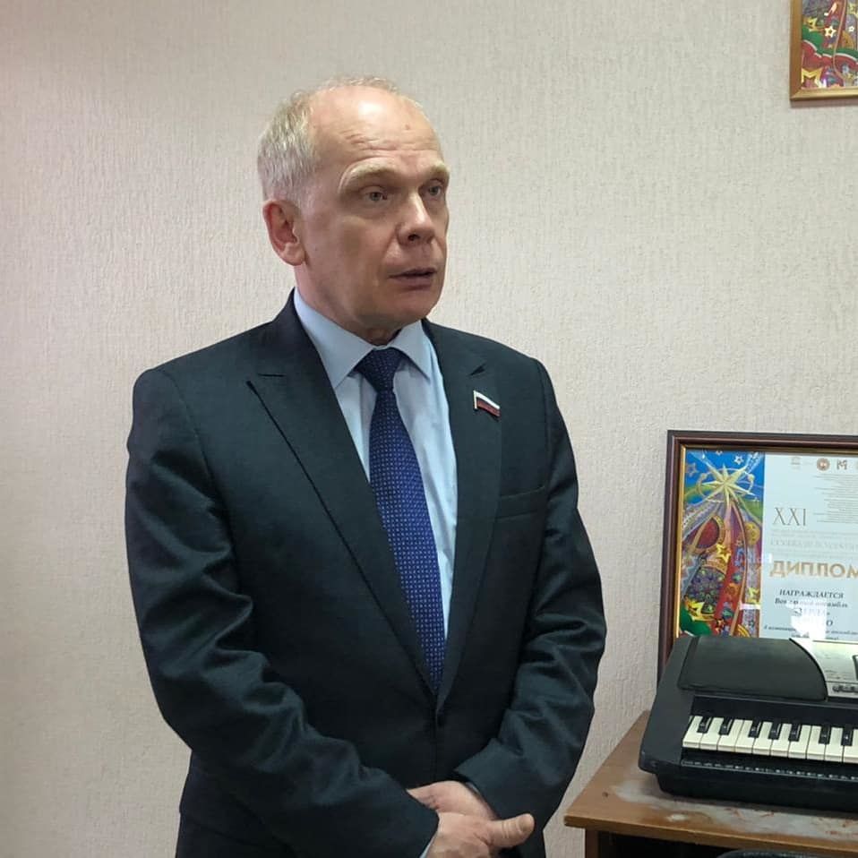Депутат Госдумы РФ подарил высокогорским артистам музыкальное оборудование