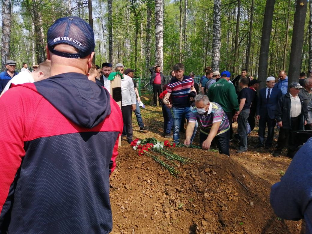В Больших Ковалях сегодня простились с одним из погибших учеников 175 гимназии