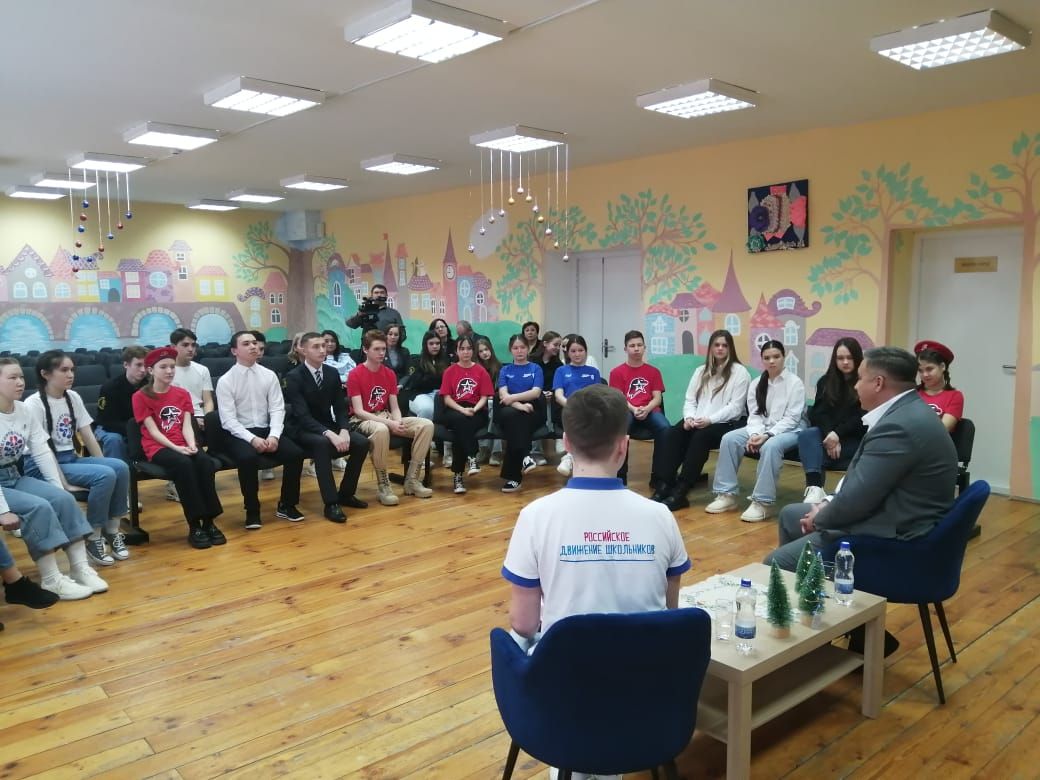 Сегодня в 1 школе прошла «Классная встреча» с участием главы Высокогорского района Равиля Хисамутдинова