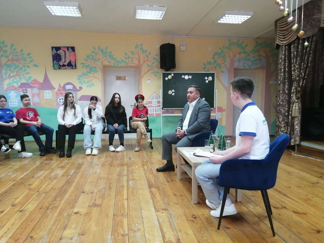 Сегодня в 1 школе прошла «Классная встреча» с участием главы Высокогорского района Равиля Хисамутдинова