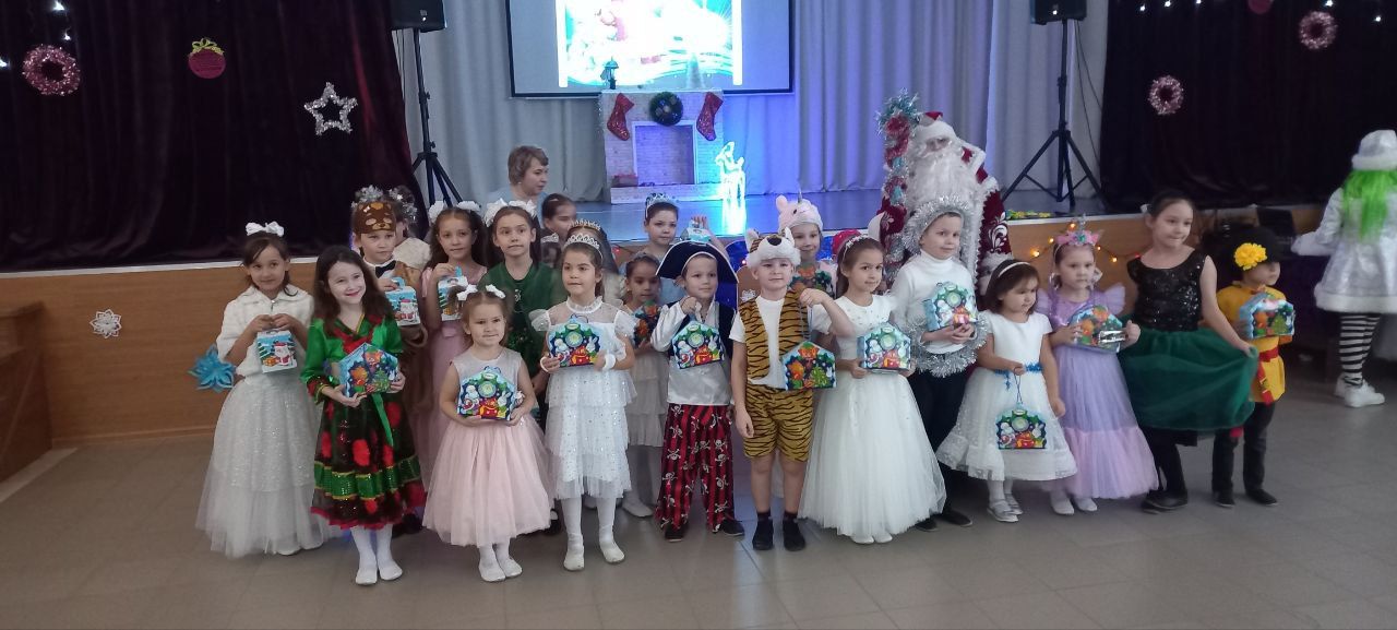 Депутат Айдар Мадьяров стал Дедом Морозом для детей