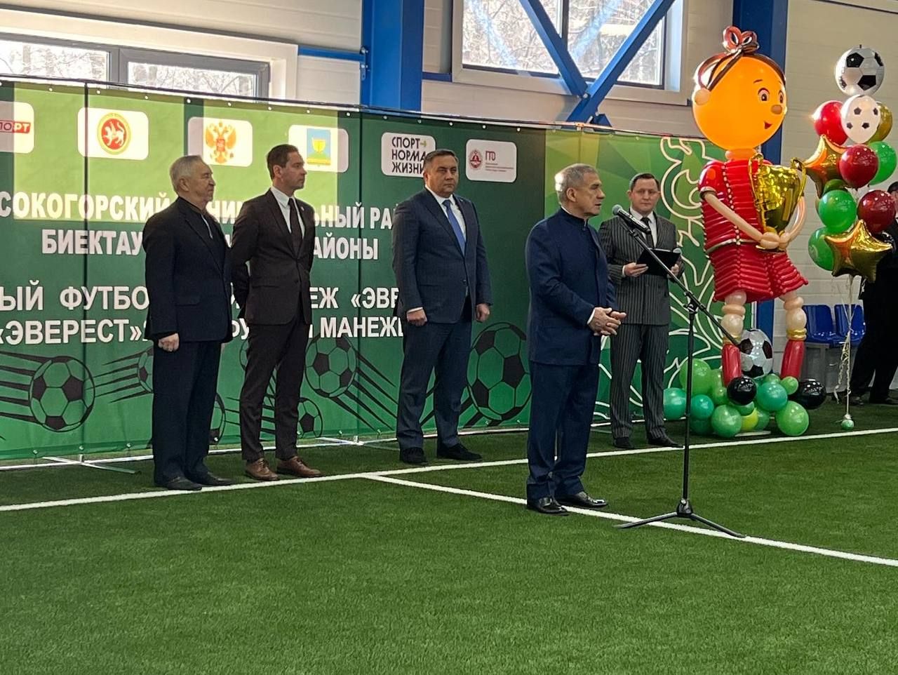 В рамках рабочего визита Рустам Нургалиевич открыл футбольный манеж