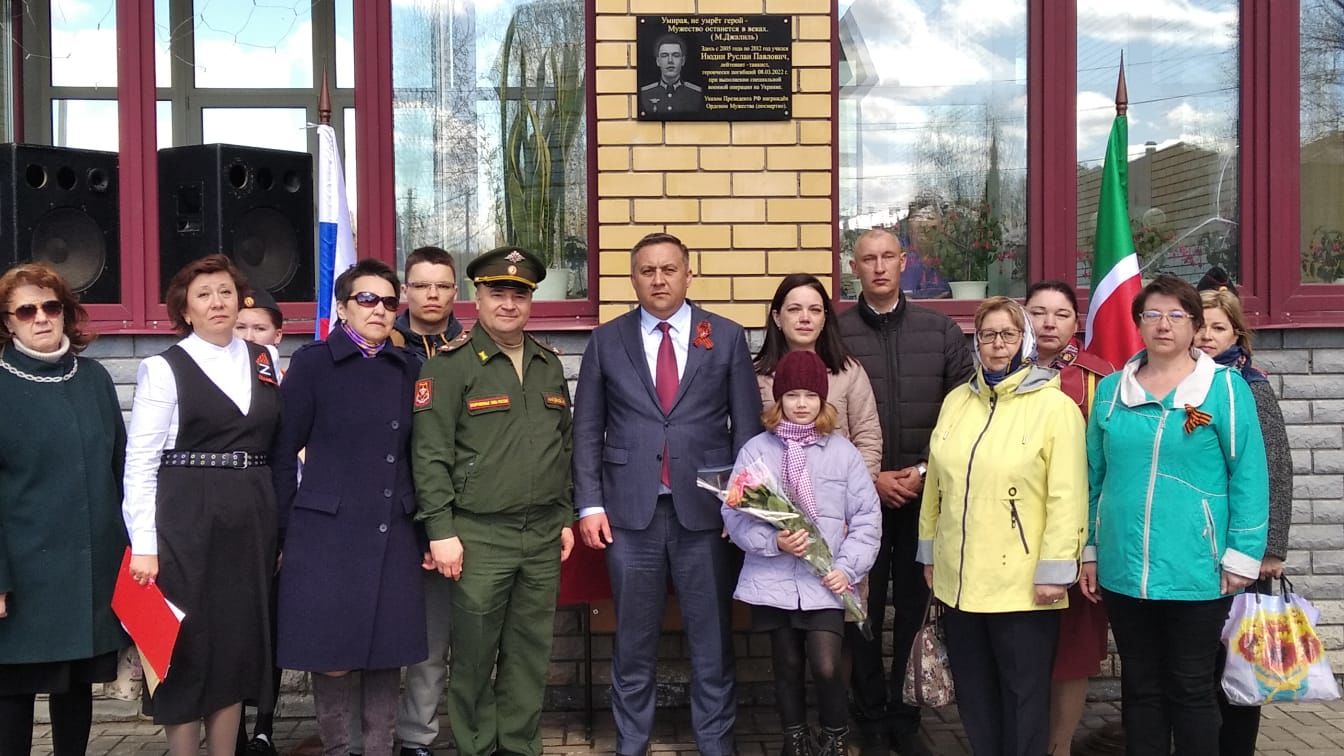 Сегодня в ВСОШ №1 торжественно открыли мемориал Руслану Июдину, героически погибшему в ходе спецоперации на Украине