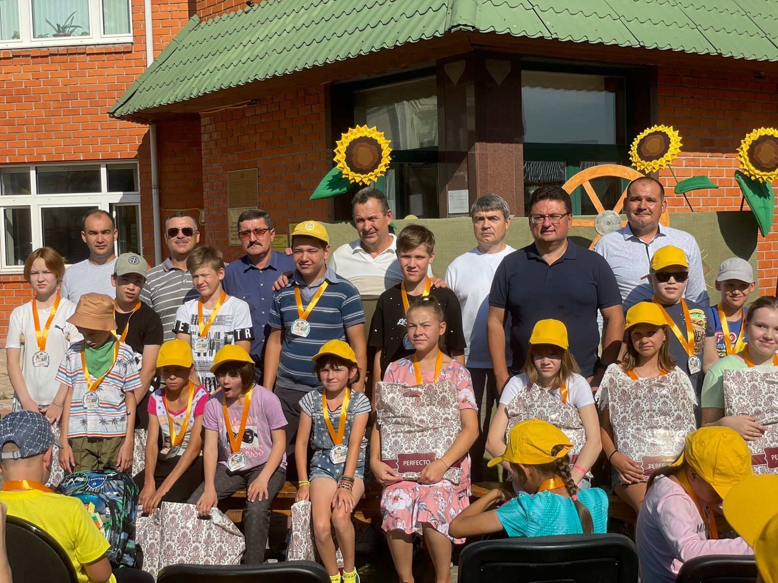 Хоккейный клуб «Фемида» вручил детям из Высокогорского района портфели в рамках акции «Помоги собраться в школу»