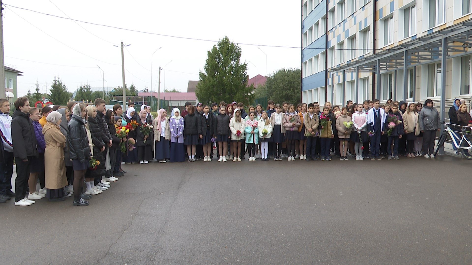 В третьей школе открыли мемориальную доску в память о Руслане Июдине