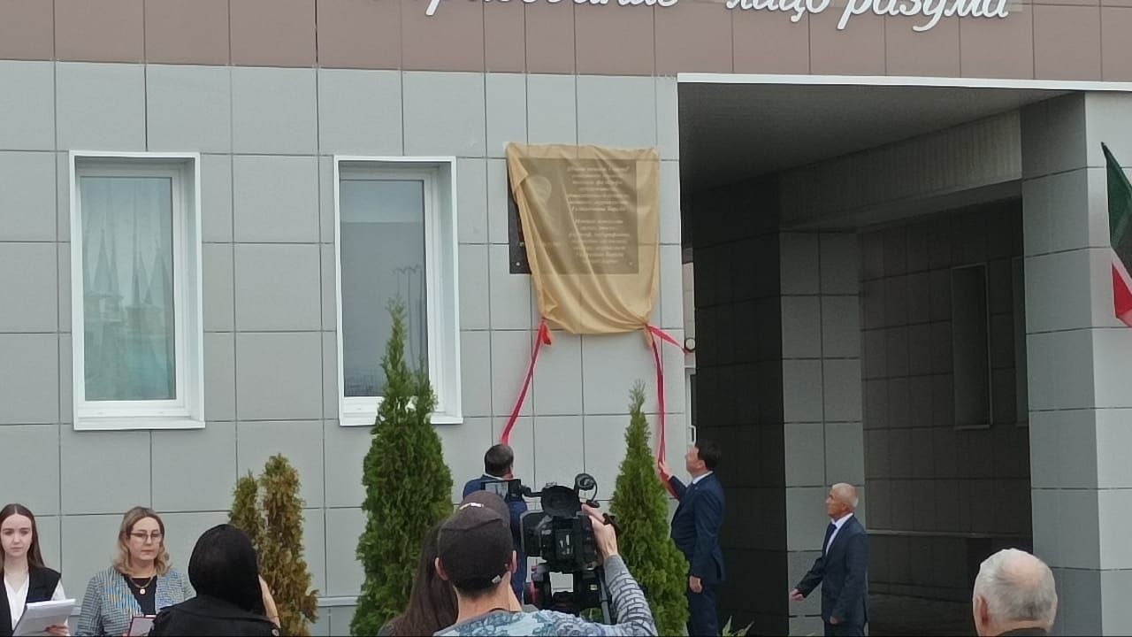 В Высокогорском районе открыли памятник Учителю