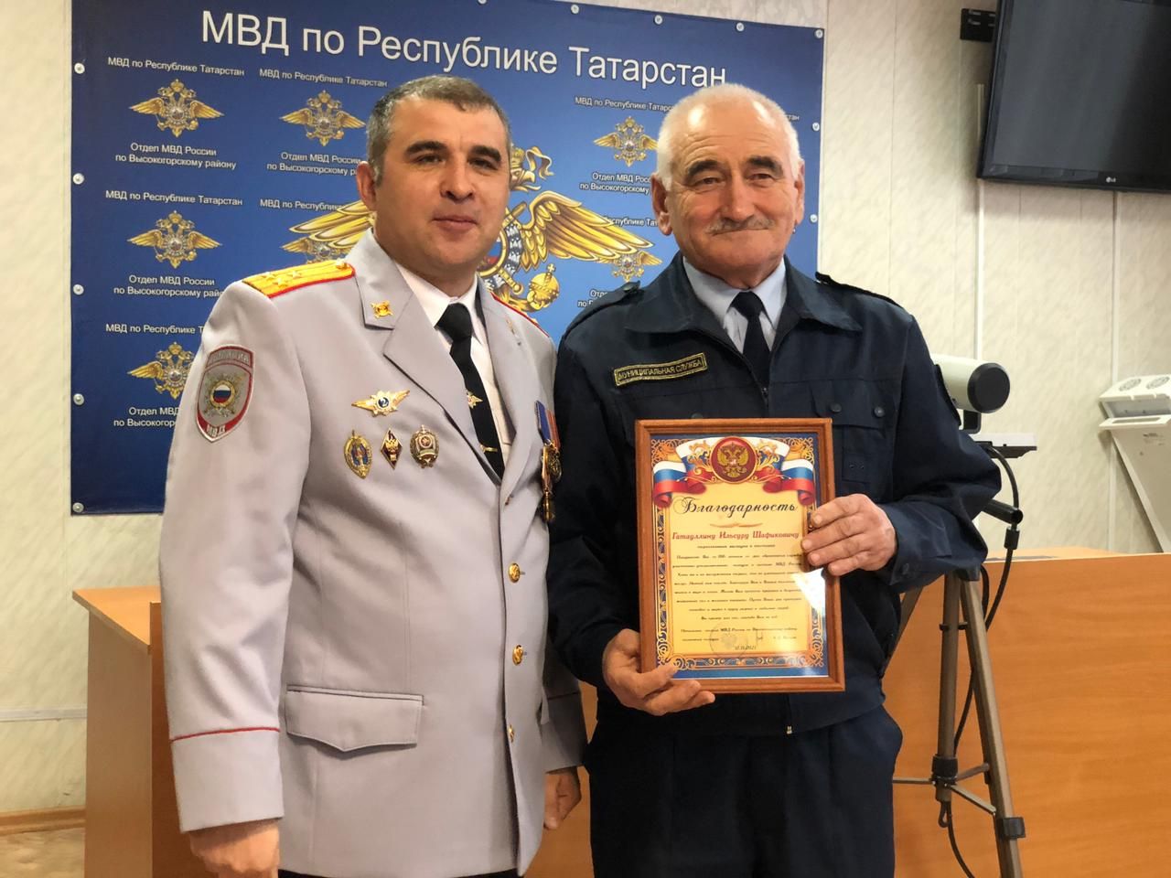 Равиль Хисамутдинов наградил участковых уполномоченных нашего района
