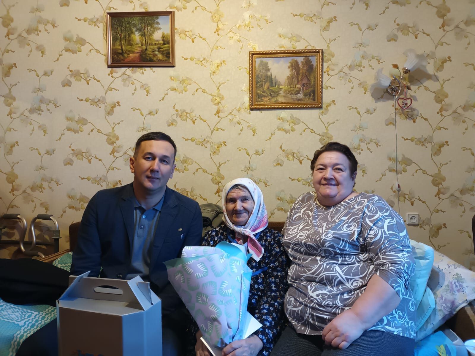 С 90-летием поздравили жительницу района Анну Гурину