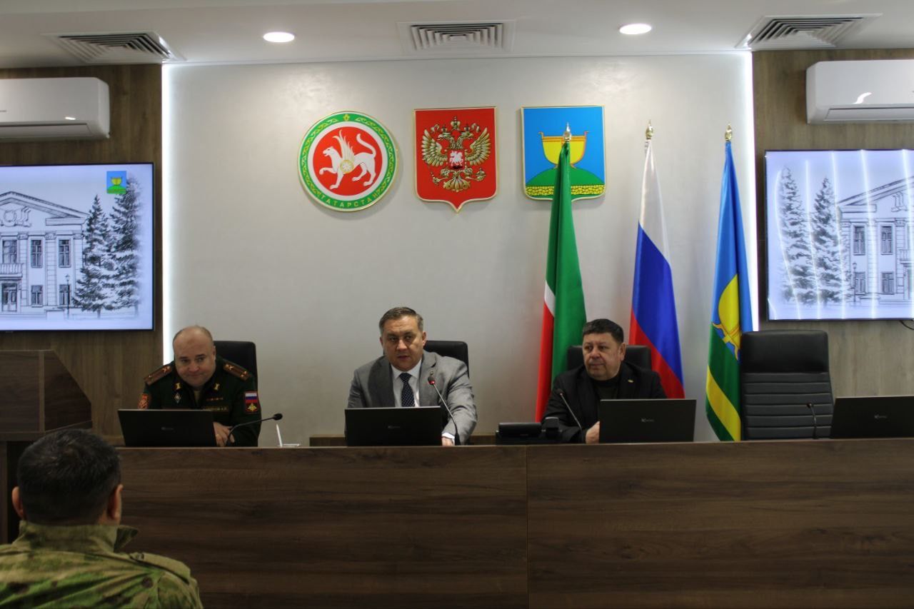 Равиль Хисамутдинов и участники СВО возложили венок на Аллее Славы