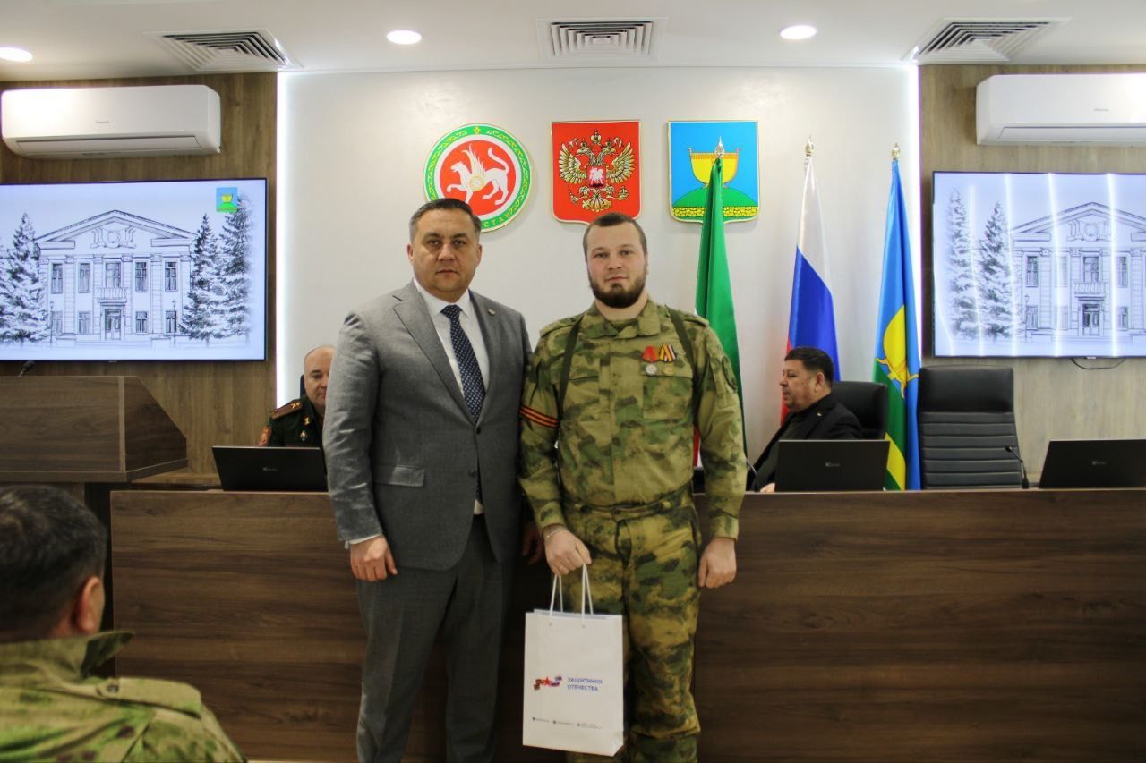 Равиль Хисамутдинов и участники СВО возложили венок на Аллее Славы