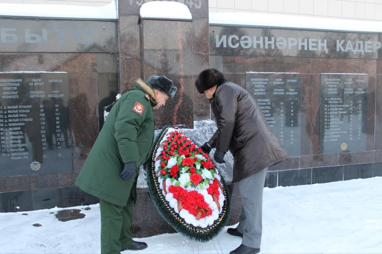 Равиль Хисамутдинов и участники СВО возложили венок на Аллее Славы