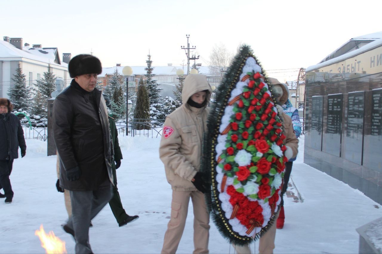 Равиль Хисамутдинов и участники СВО возложили венок на Аллее Славы