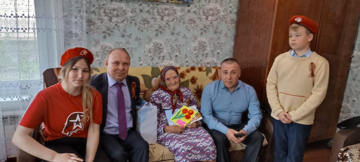 В сельских поселениях поздравили пожилых с Днём Победы